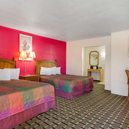 Rodeway Inn & Suites ราโทน ภายนอก รูปภาพ