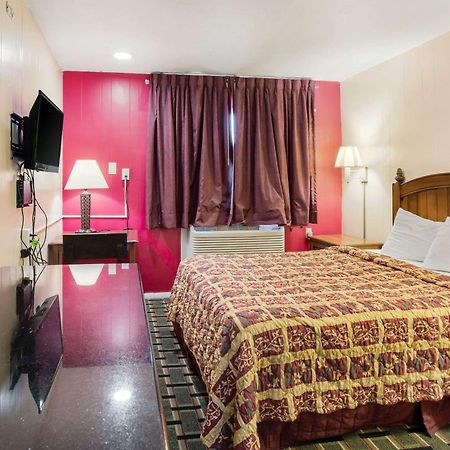 Rodeway Inn & Suites ราโทน ภายนอก รูปภาพ