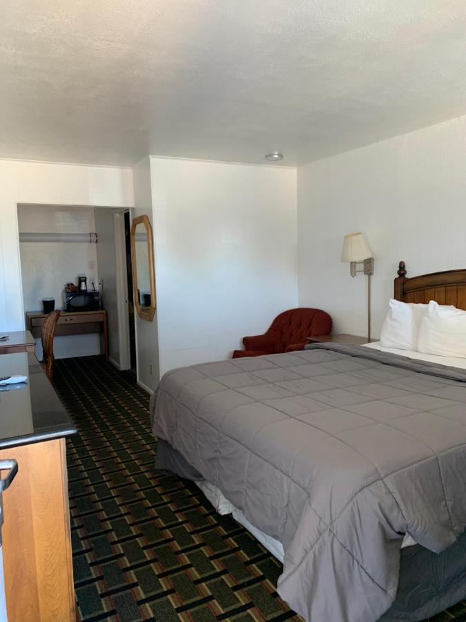 Rodeway Inn & Suites ราโทน ภายนอก รูปภาพ
