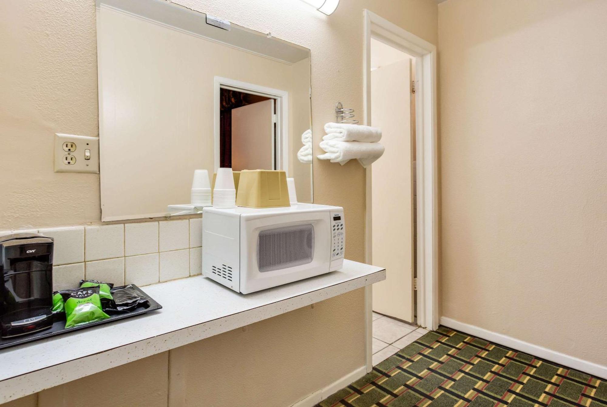 Rodeway Inn & Suites ราโทน ภายนอก รูปภาพ