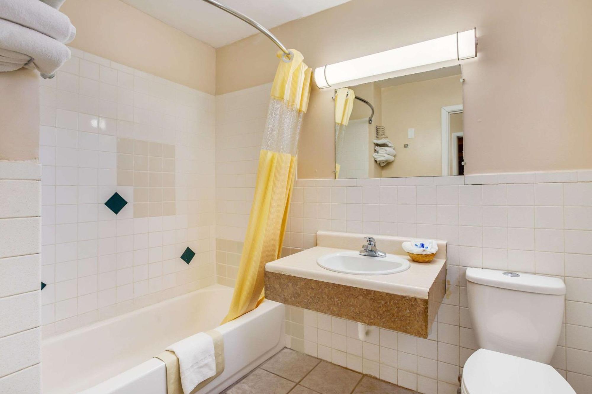 Rodeway Inn & Suites ราโทน ภายนอก รูปภาพ