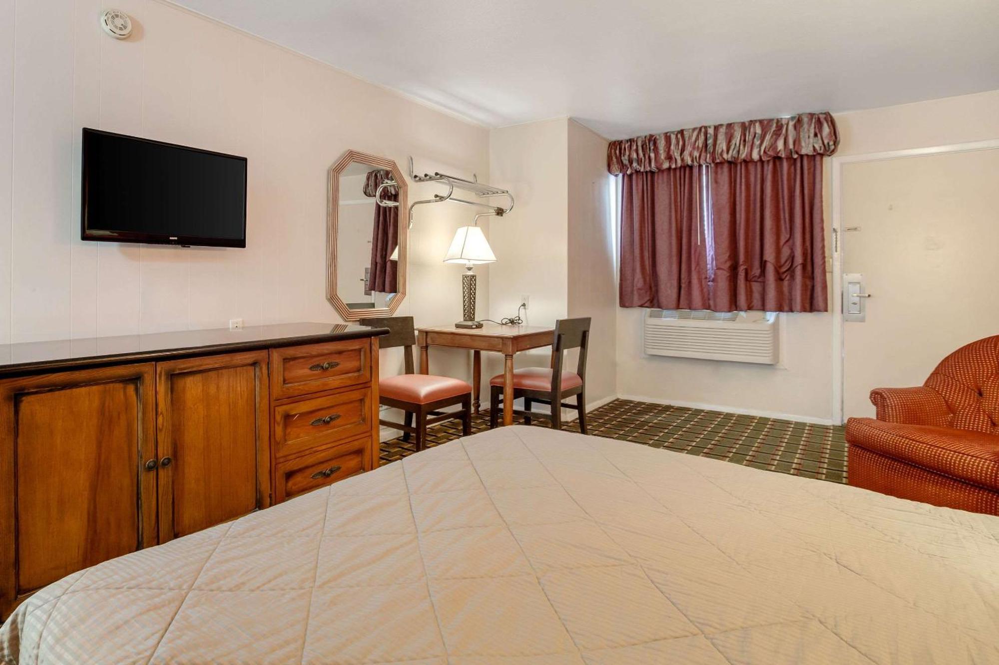 Rodeway Inn & Suites ราโทน ภายนอก รูปภาพ