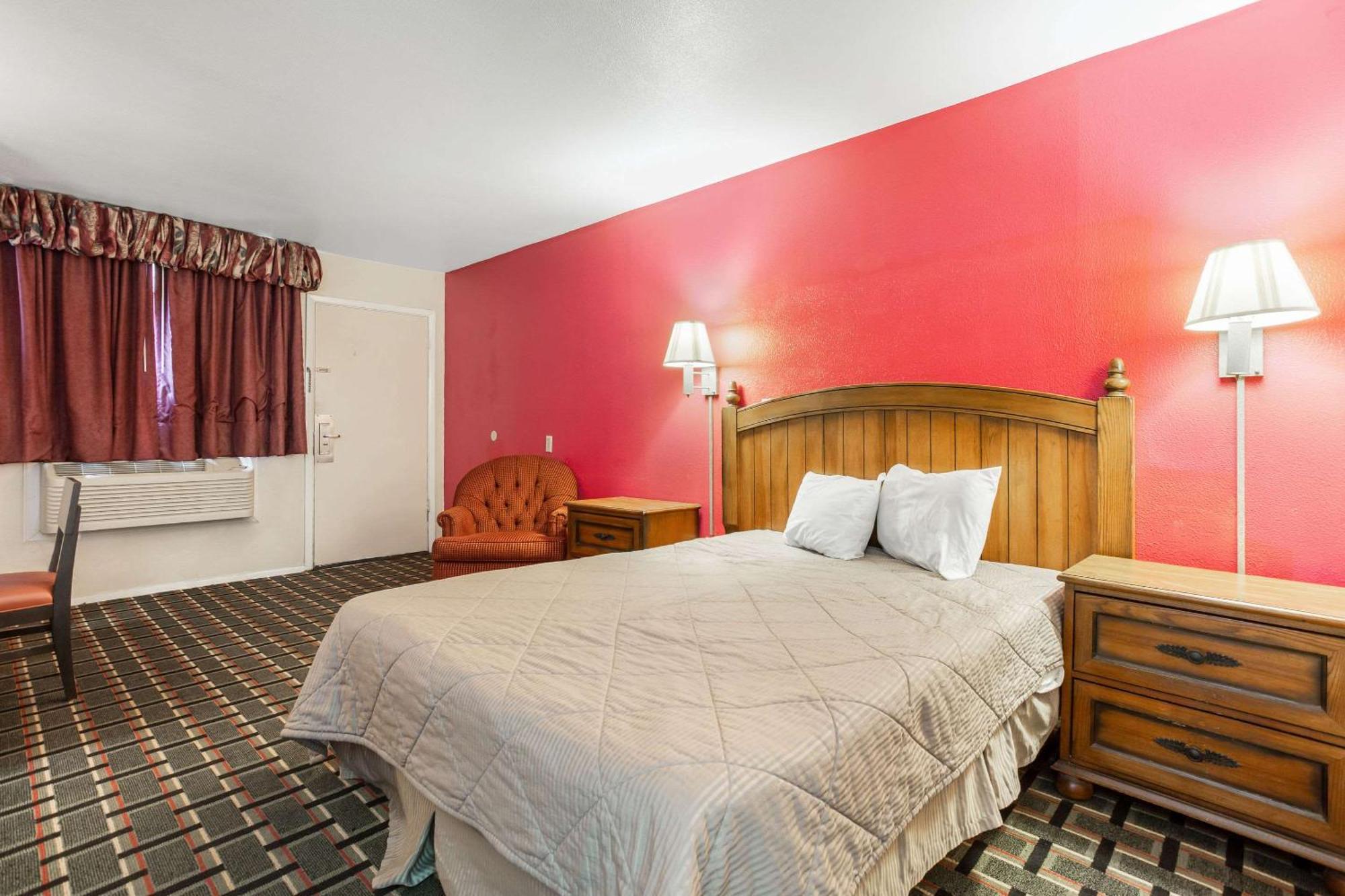 Rodeway Inn & Suites ราโทน ภายนอก รูปภาพ