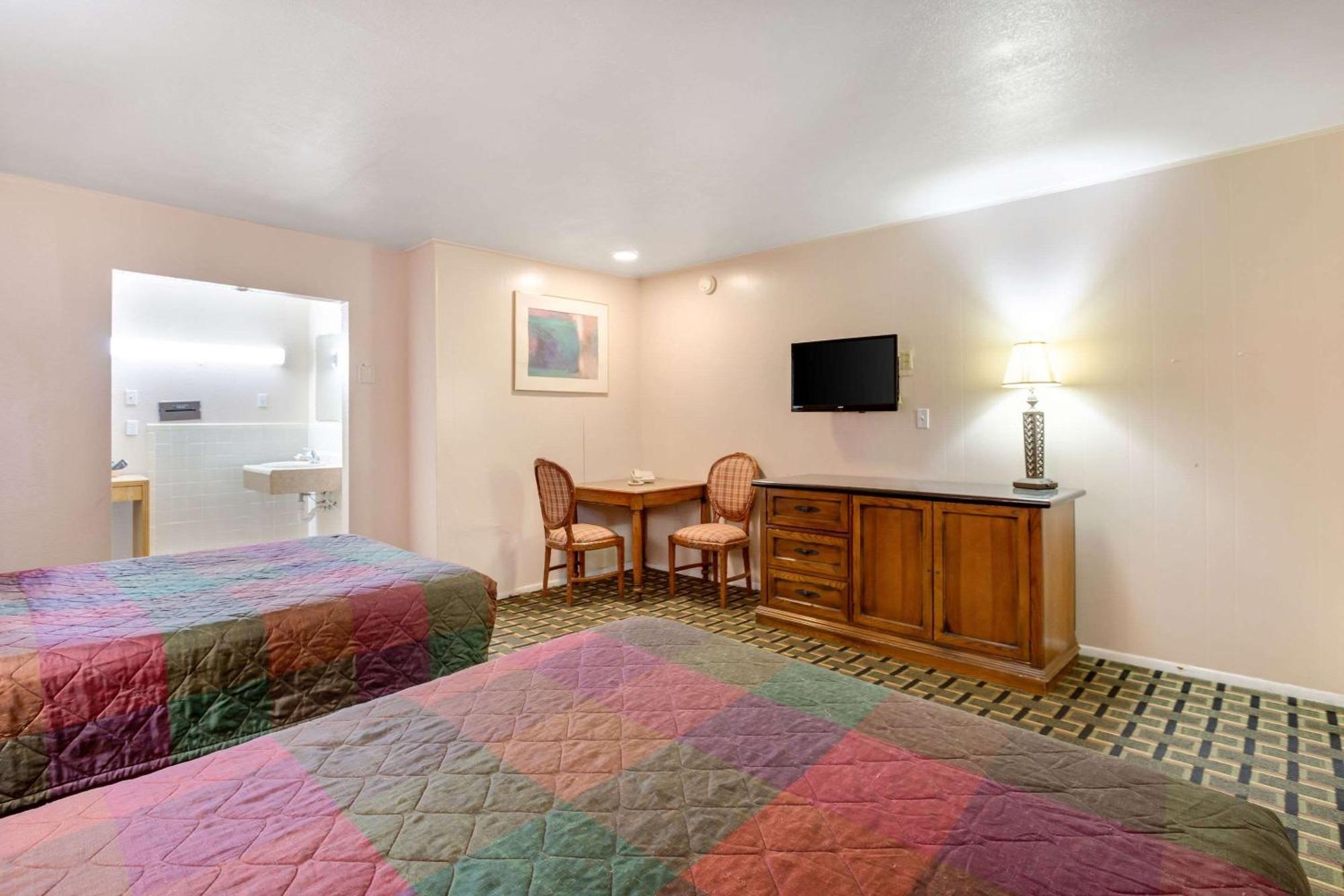 Rodeway Inn & Suites ราโทน ภายนอก รูปภาพ