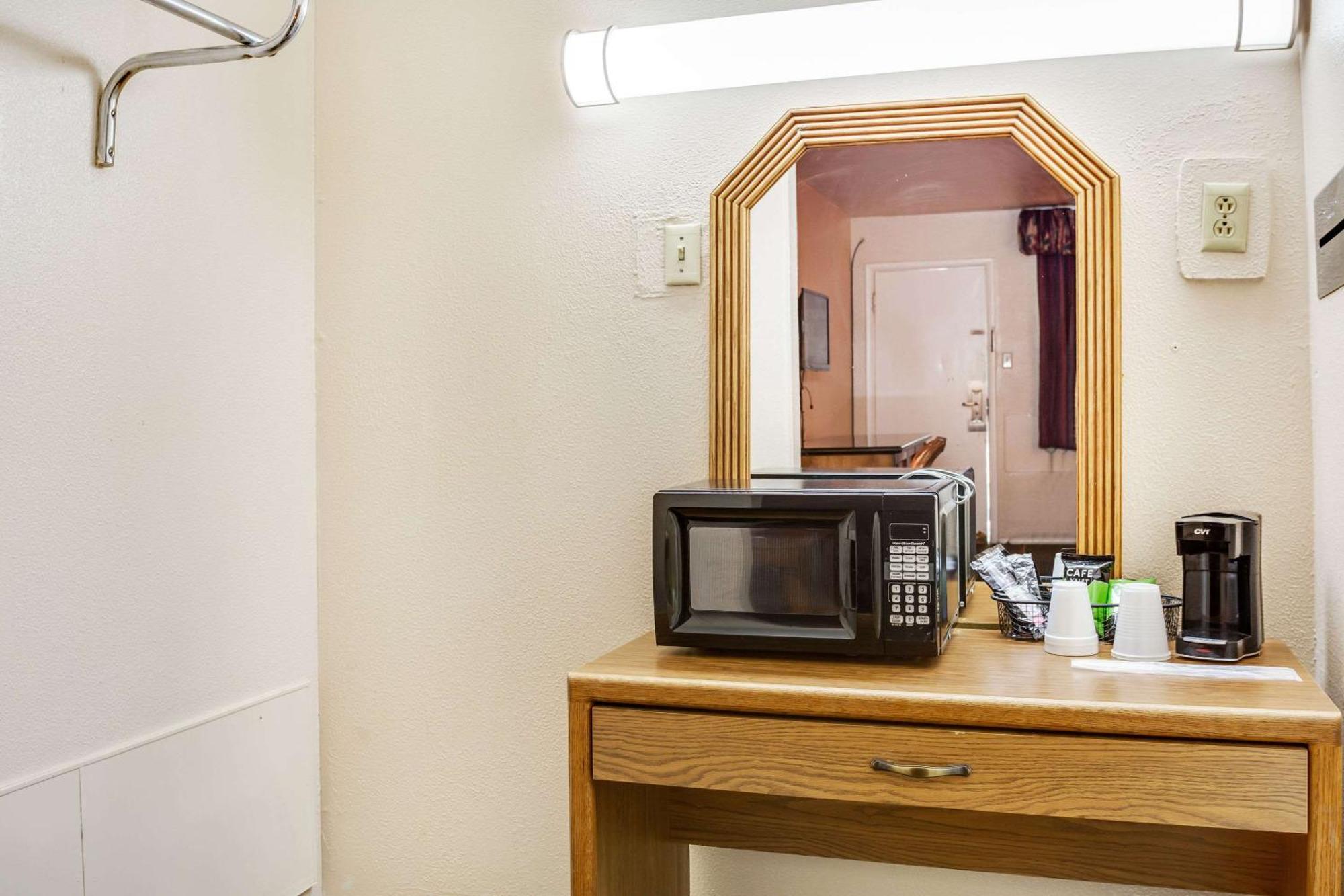 Rodeway Inn & Suites ราโทน ภายนอก รูปภาพ
