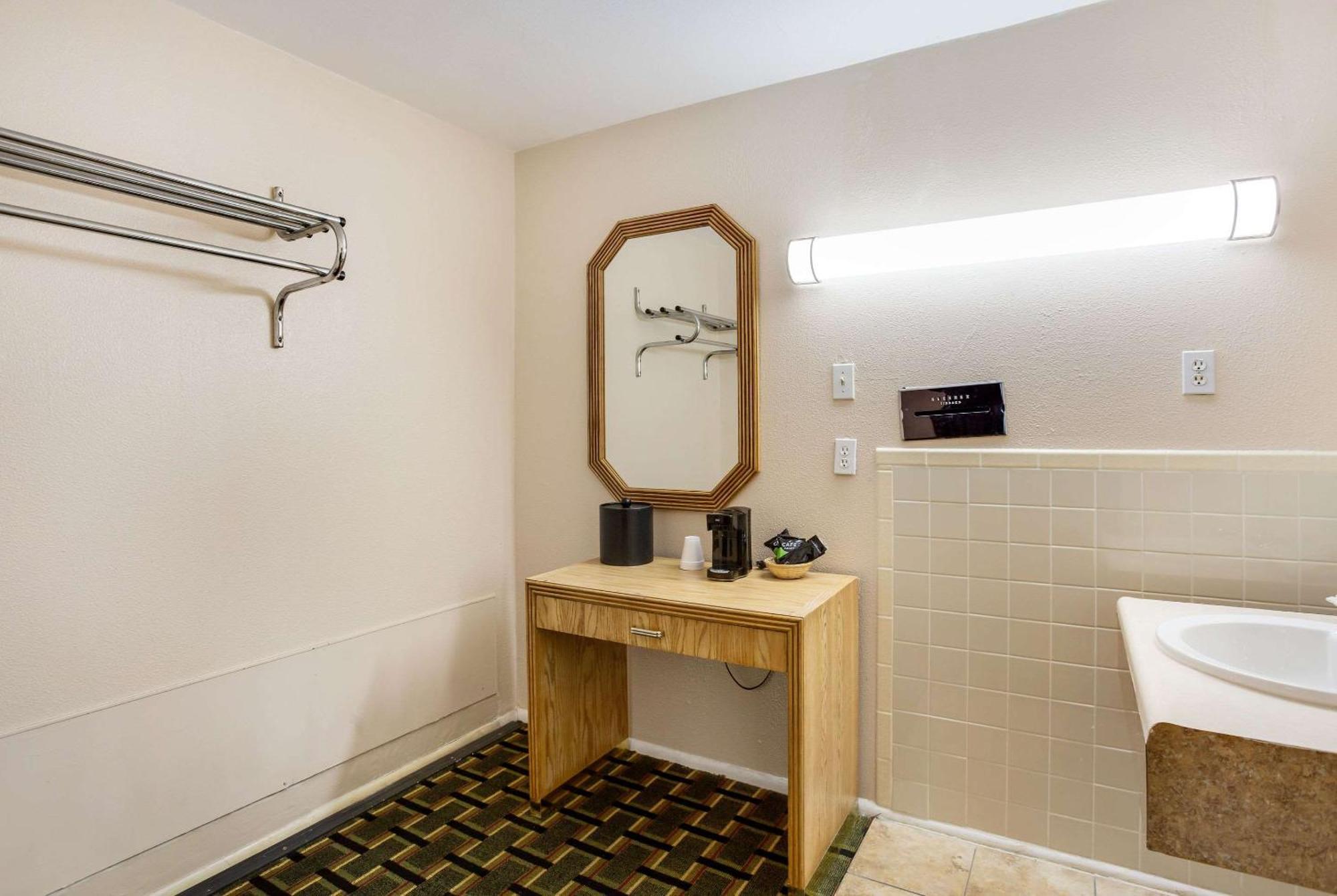 Rodeway Inn & Suites ราโทน ภายนอก รูปภาพ