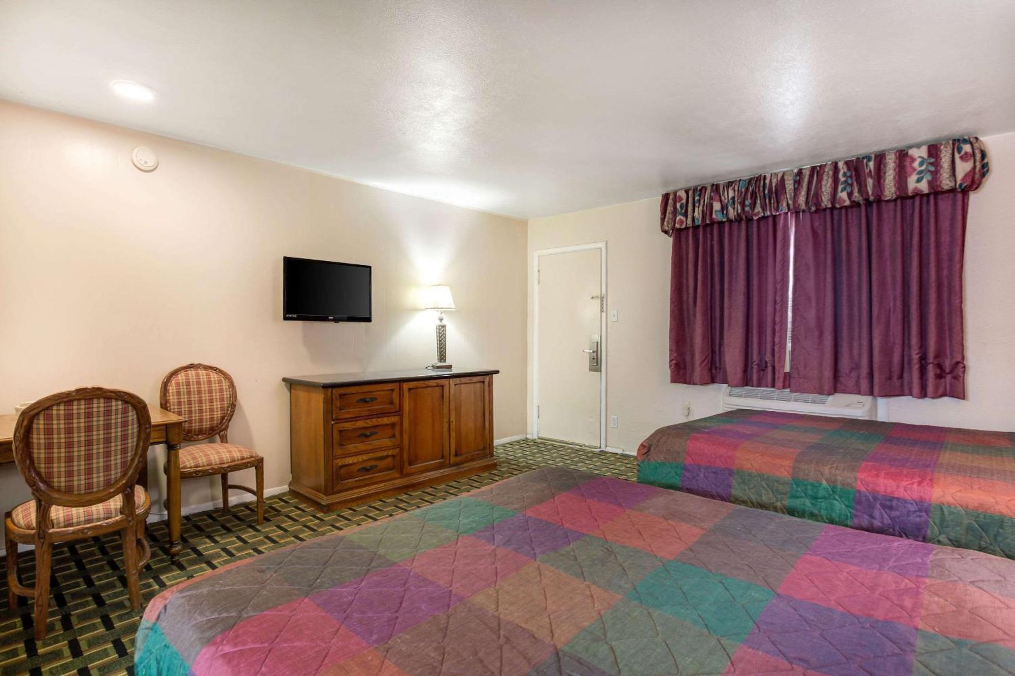 Rodeway Inn & Suites ราโทน ภายนอก รูปภาพ