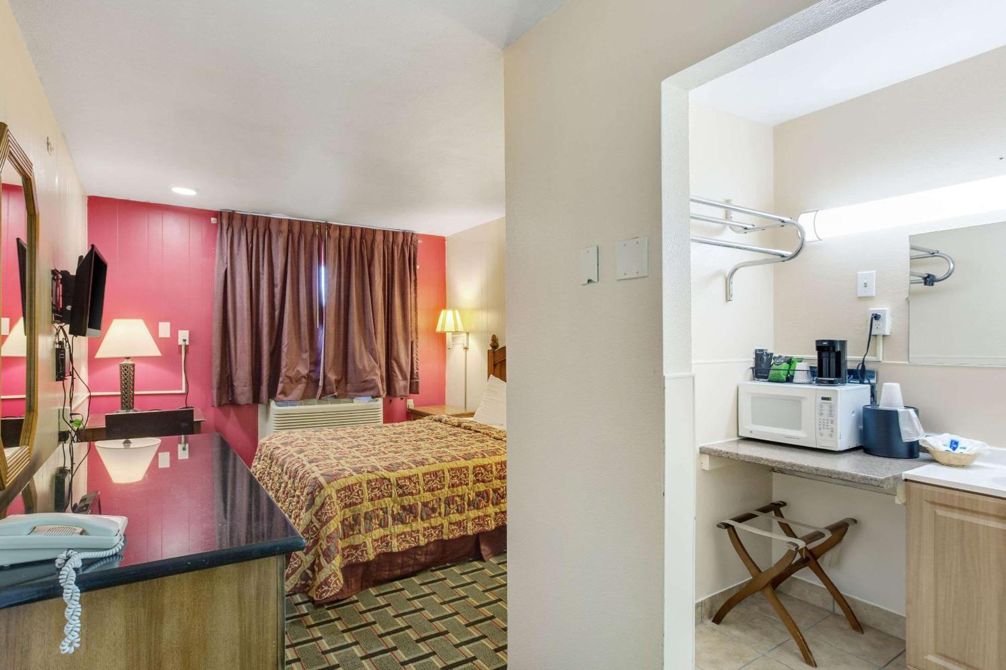 Rodeway Inn & Suites ราโทน ภายนอก รูปภาพ