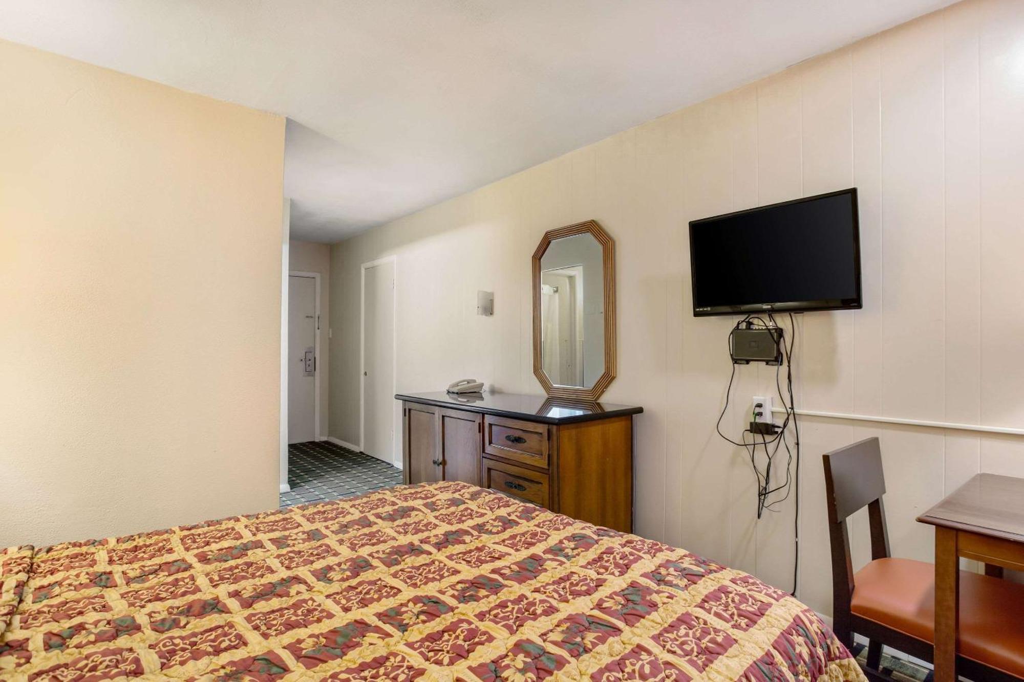Rodeway Inn & Suites ราโทน ภายนอก รูปภาพ